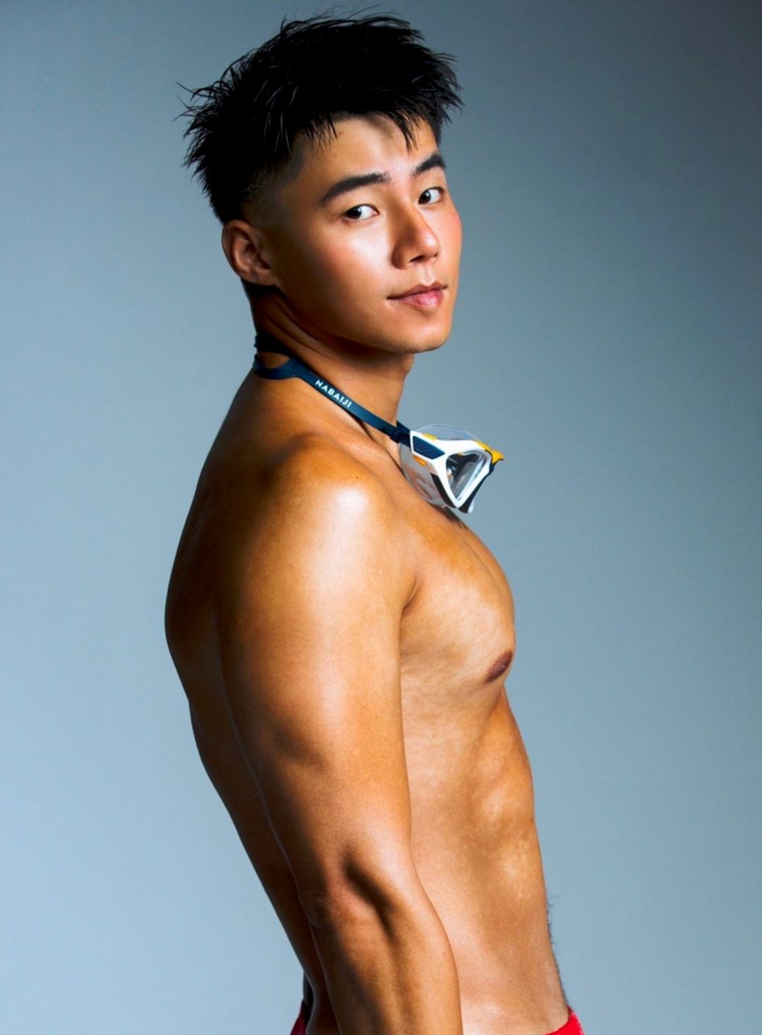 短发黝黑大男孩拍写真，颜值超高我超可以！