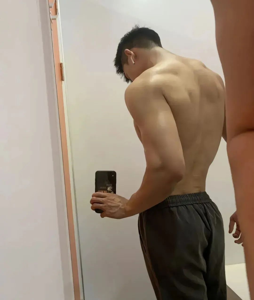 武汉大学这位男大的胸肌也太大大大了！