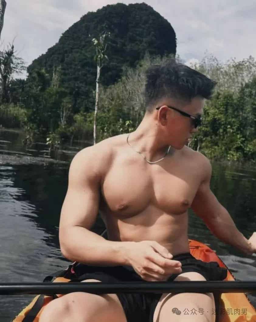 穿泳裤湿透皮划艇运动男 IG 新照黝黑大长腿，耐力强！