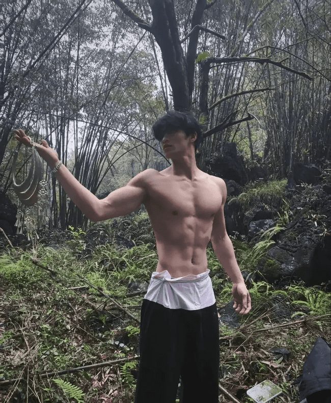 穿着破烂背心的肌肉帅哥，性感身材魅力无限