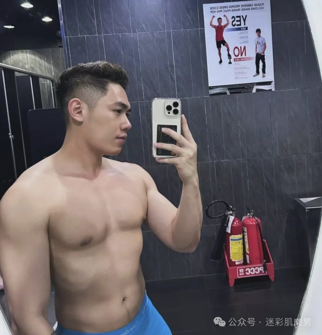 奔驰 4S 店的正装男主播脱衣自拍？西裤穿很紧男客户居多