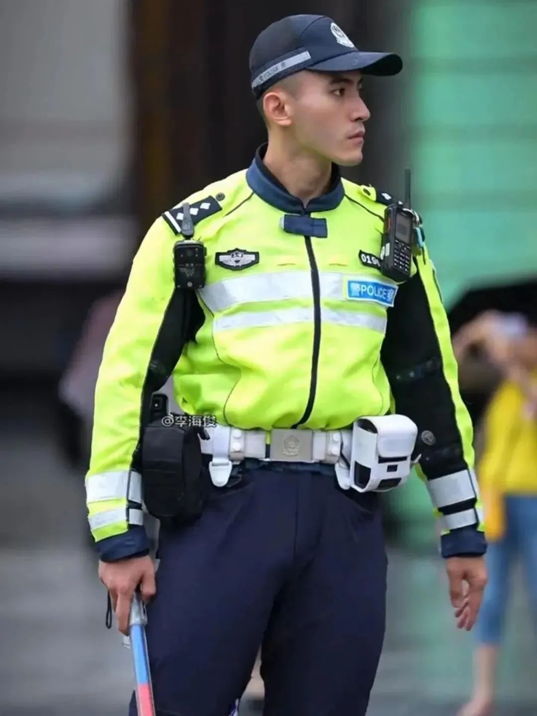 上海外滩的交警小哥哥太帅又火了！