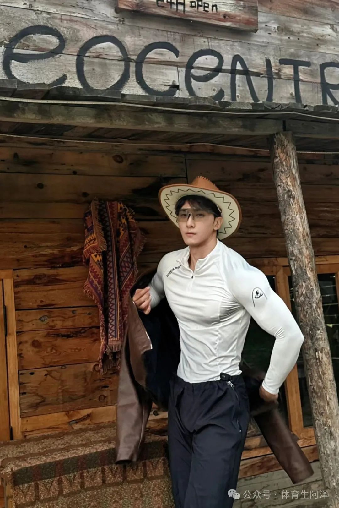 185 黑皮大狙体育生，家住 18 楼，太过壮观，没眼看..........