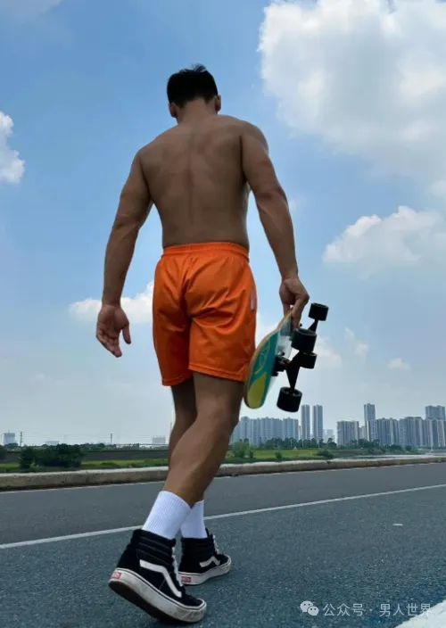 谁懂这个身材的含金量？黑皮篮球体育生