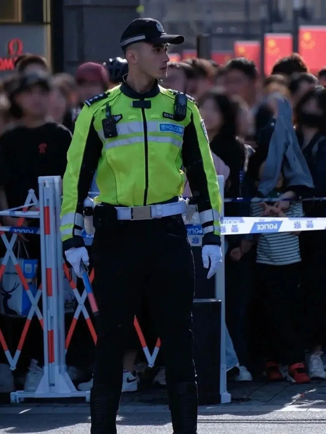 上海外滩的交警小哥哥太帅又火了！