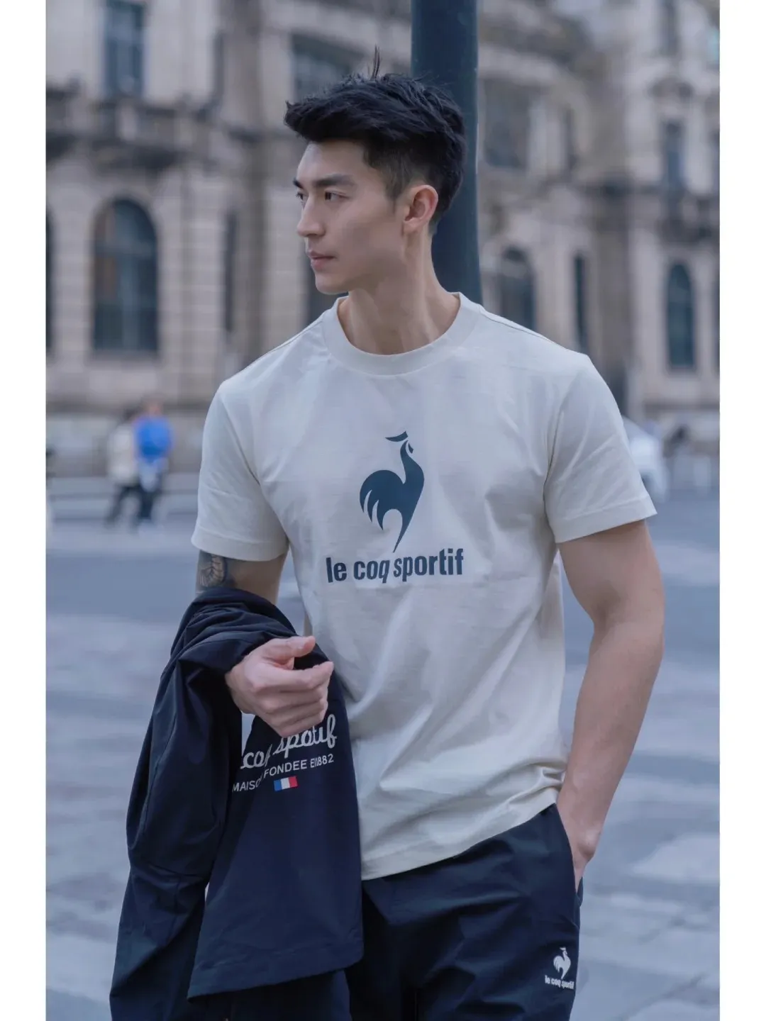 郑翔自拍照火啦，宽肩窄腰粗壮长腿实力藏不住！
