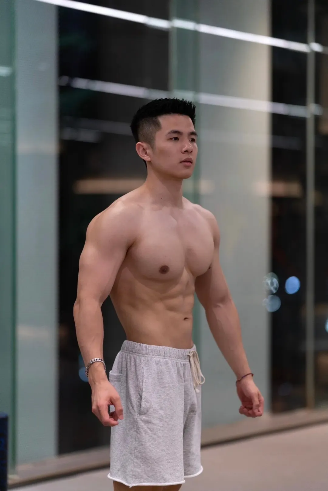 洗车湿透运动男脱衣太帅，喜欢这样的！！