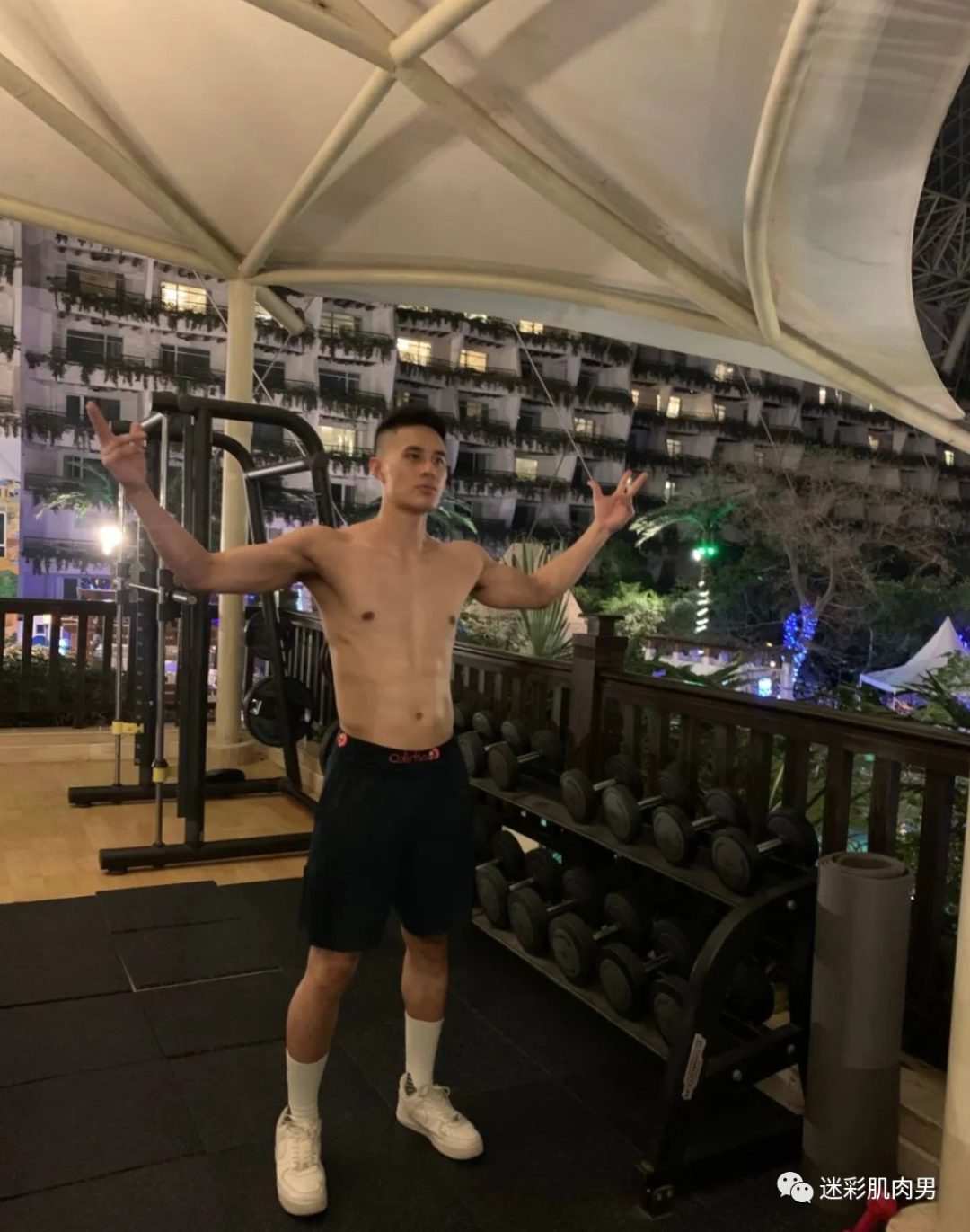 川师体院毕业的男模叶周，这长腿最近又长大了
