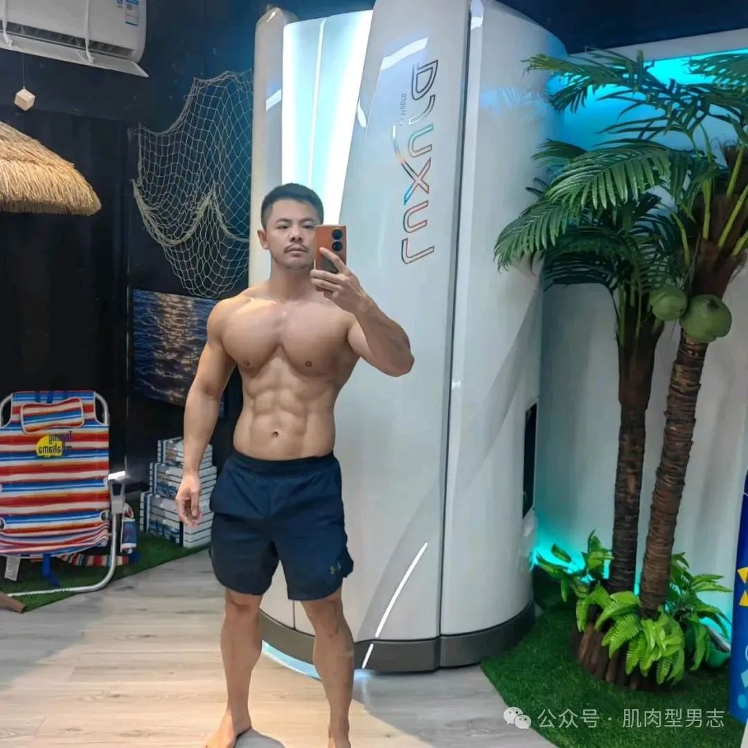 成都 gogoboy 穿白内裤自拍，实力藏不住了