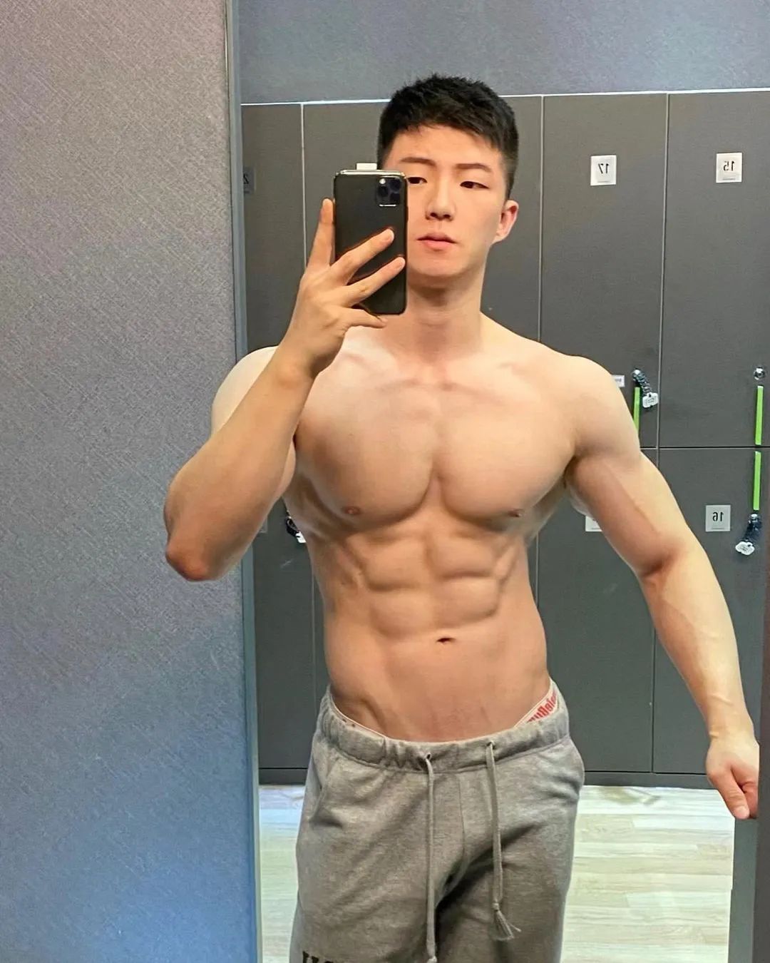 灰裤子小哥照片被盗当头像，你见过吗