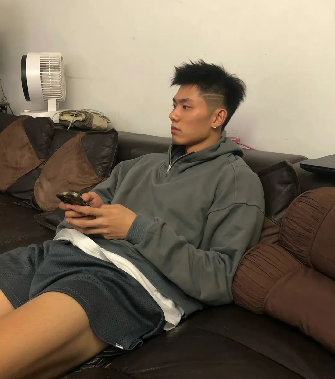 浙江 02 年直男体育生，这 190CM 大长腿简直太炸了！