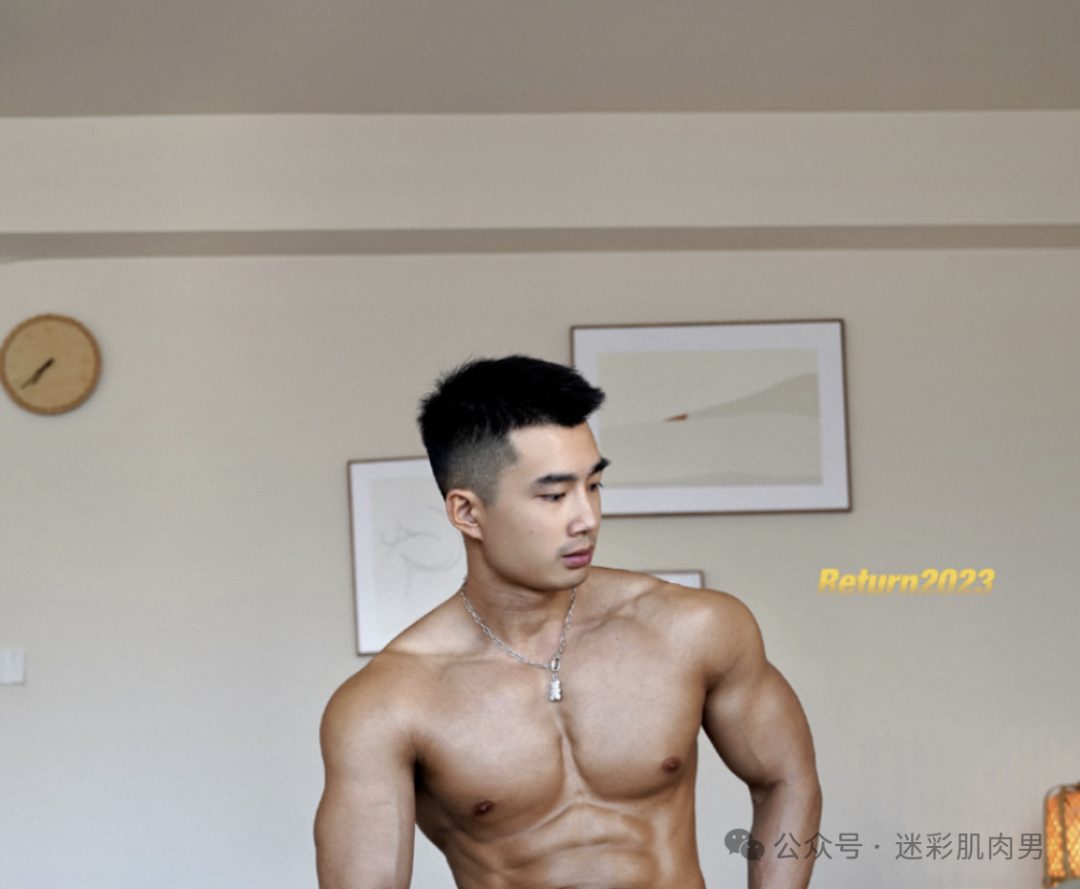 身材超好的运动男喜欢穿黑裤子，腹肌好性感！