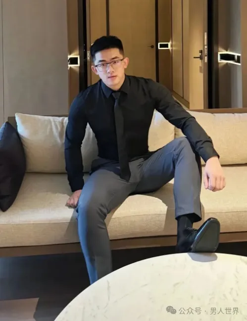 学生小哥穿紧身正装，太 A 了！