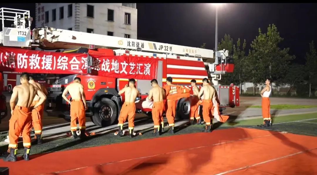 沈阳成群的消防员直接脱衣？东北硬汉大实力太强大！