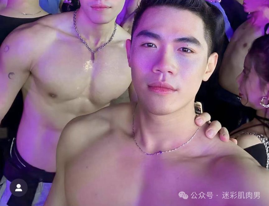 奔驰 4S 店的正装男主播脱衣自拍？西裤穿很紧男客户居多