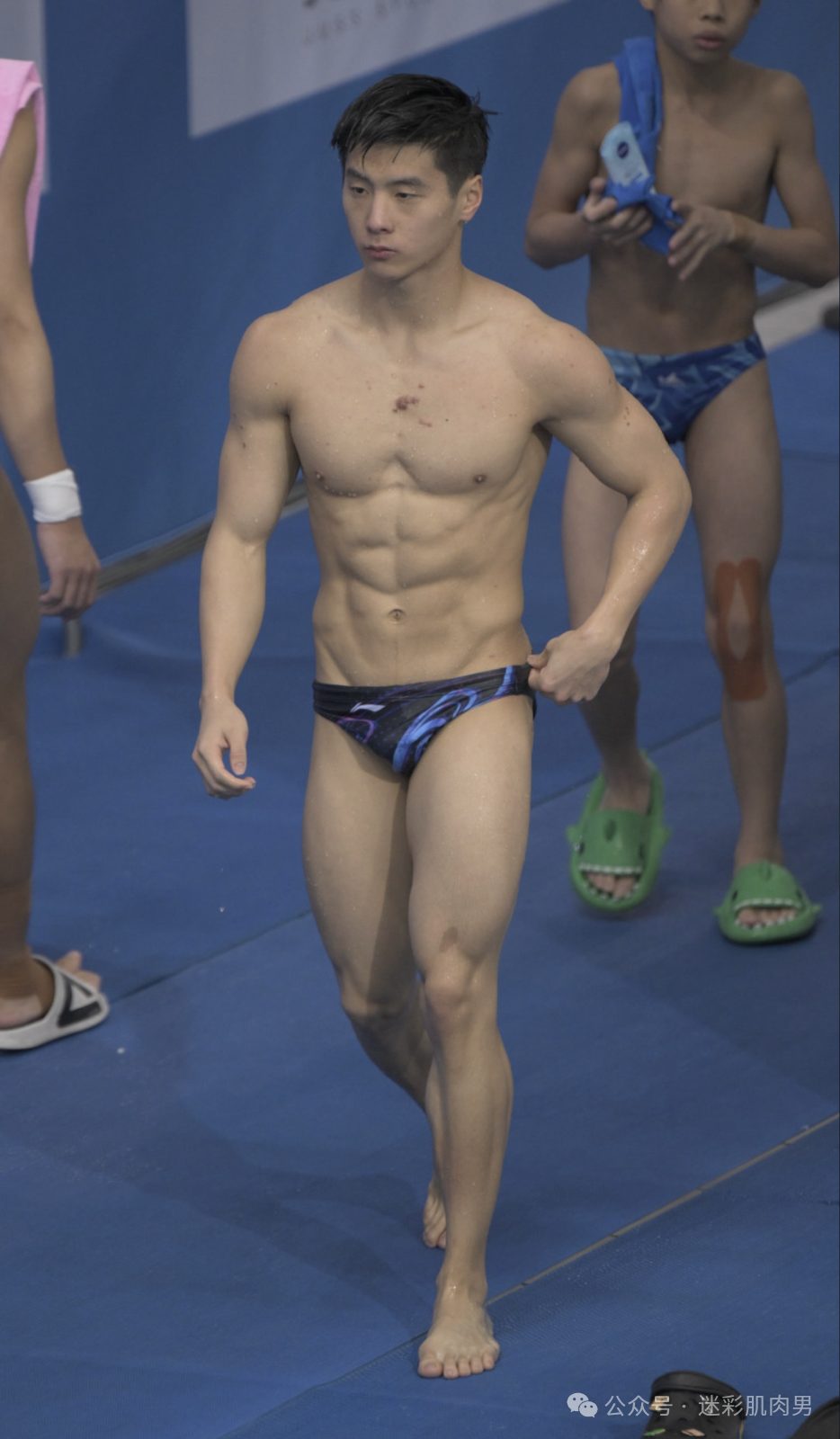 跳水比赛零零后翘臀男穿太紧湿透，19 的他比陈艾森还大！