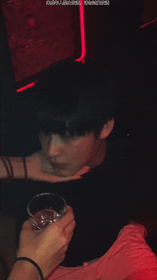 男生夜店被调戏！这条视频在推特上火了！