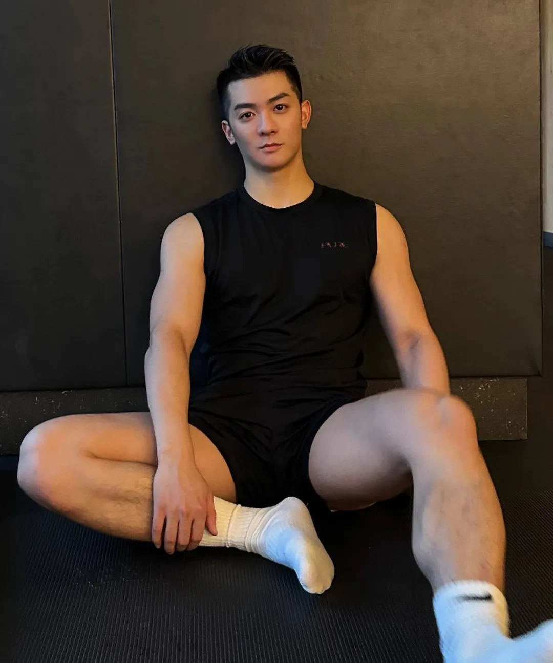 用软件识图穿黑袜肌肉男，没想到结果是这样子......