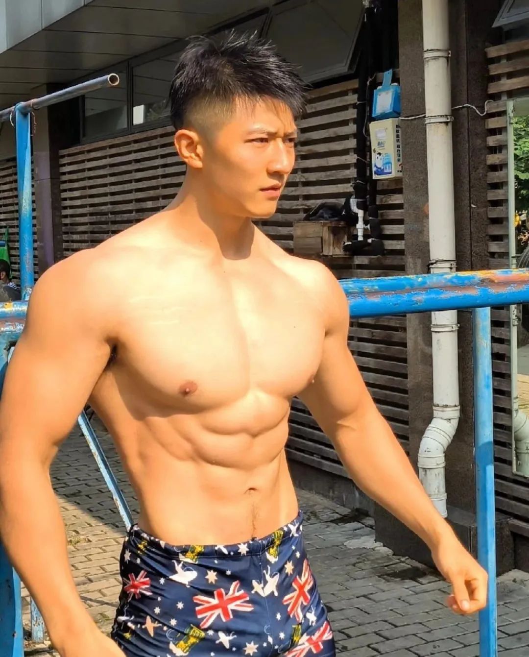 刚毅肌肉帅哥水中秀肌，你会几点回家？