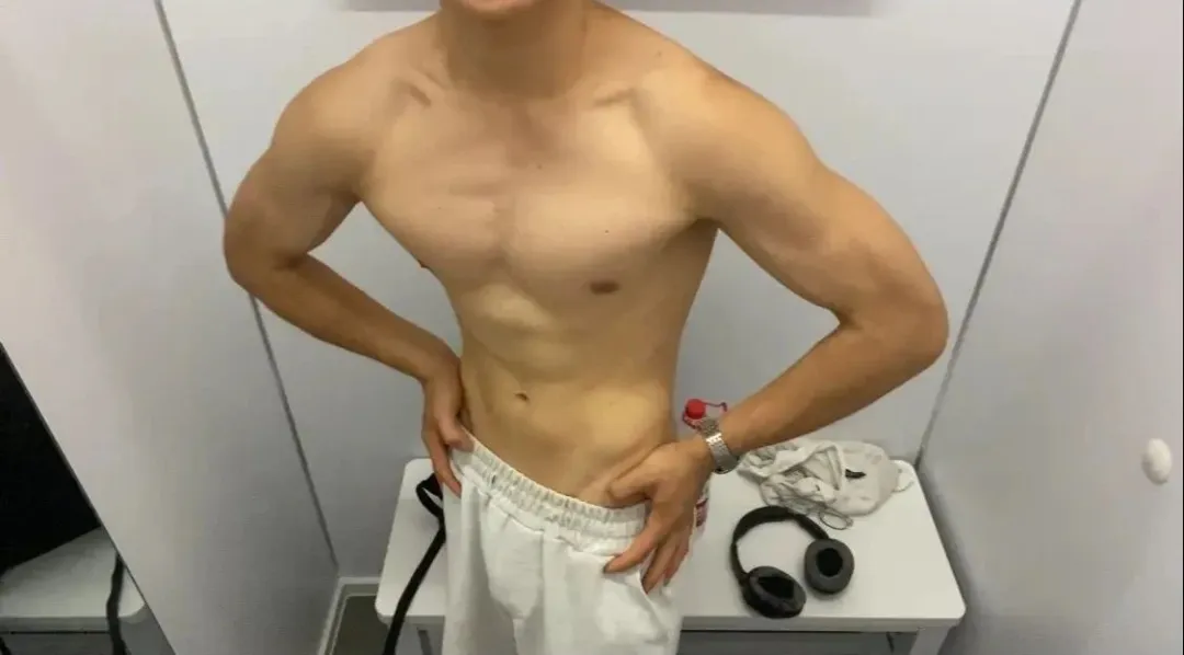 刚 18 的体育生男大，裤子拉这么低，想被打针？
