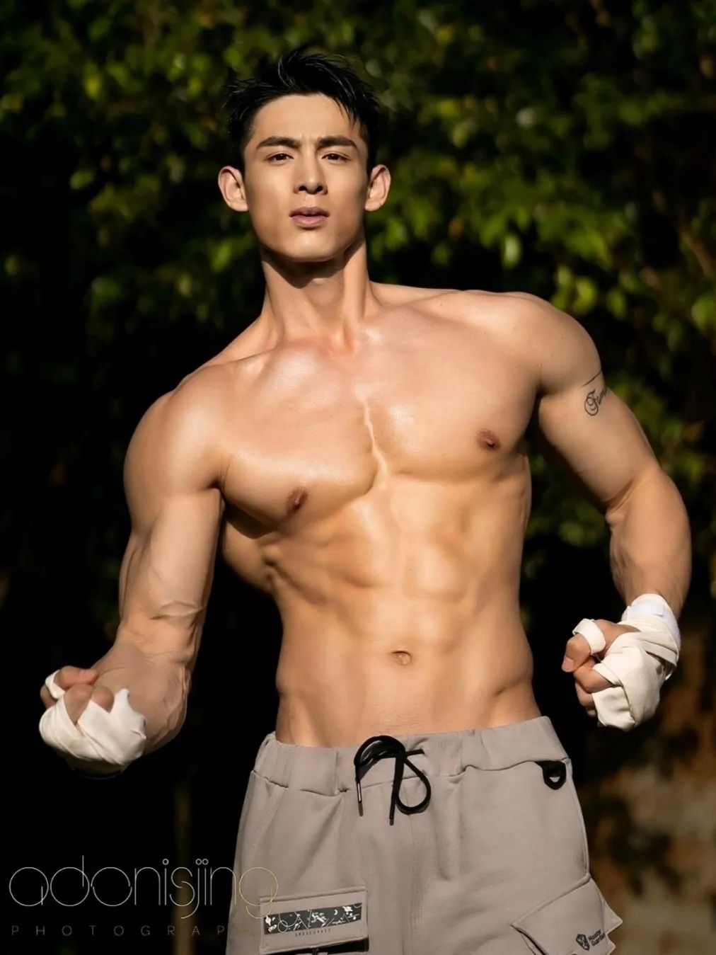182cm 肌肉小哥外网火了，斩男又斩女！