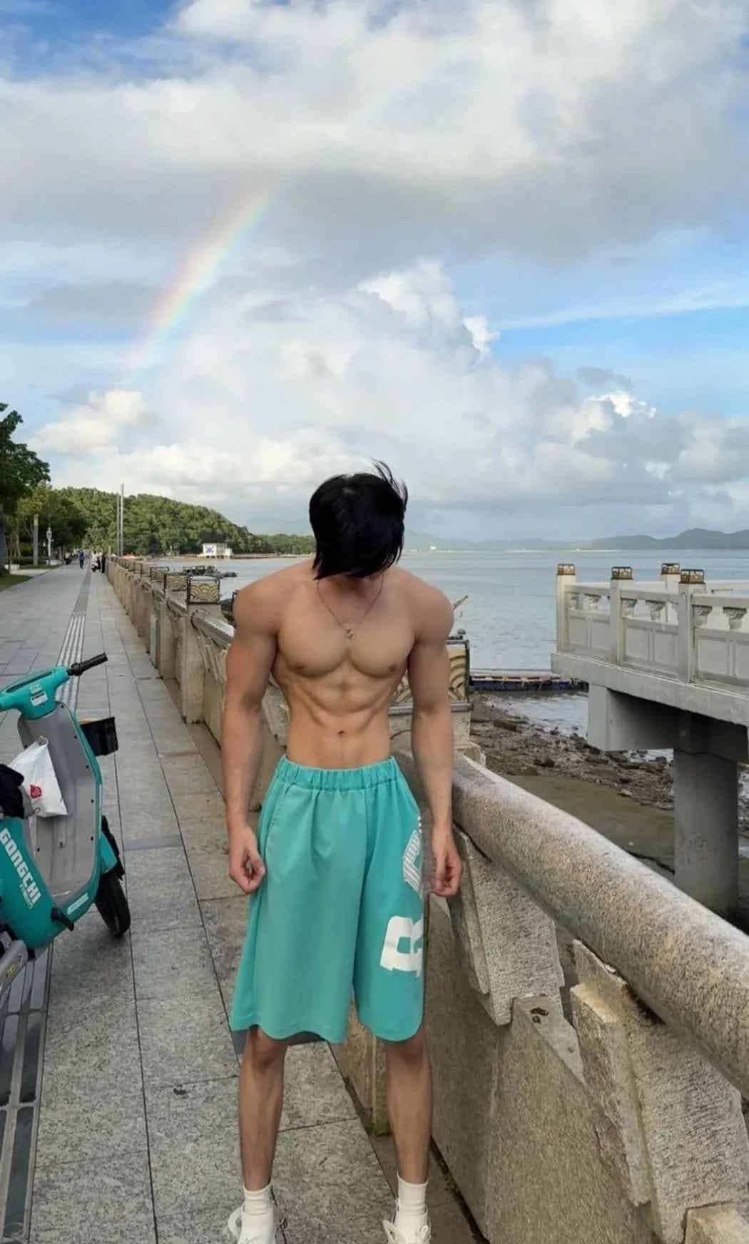 183cm 海边体育生弟弟,身材让人着迷! 183cm 海边体育生弟弟,身材让人着迷!