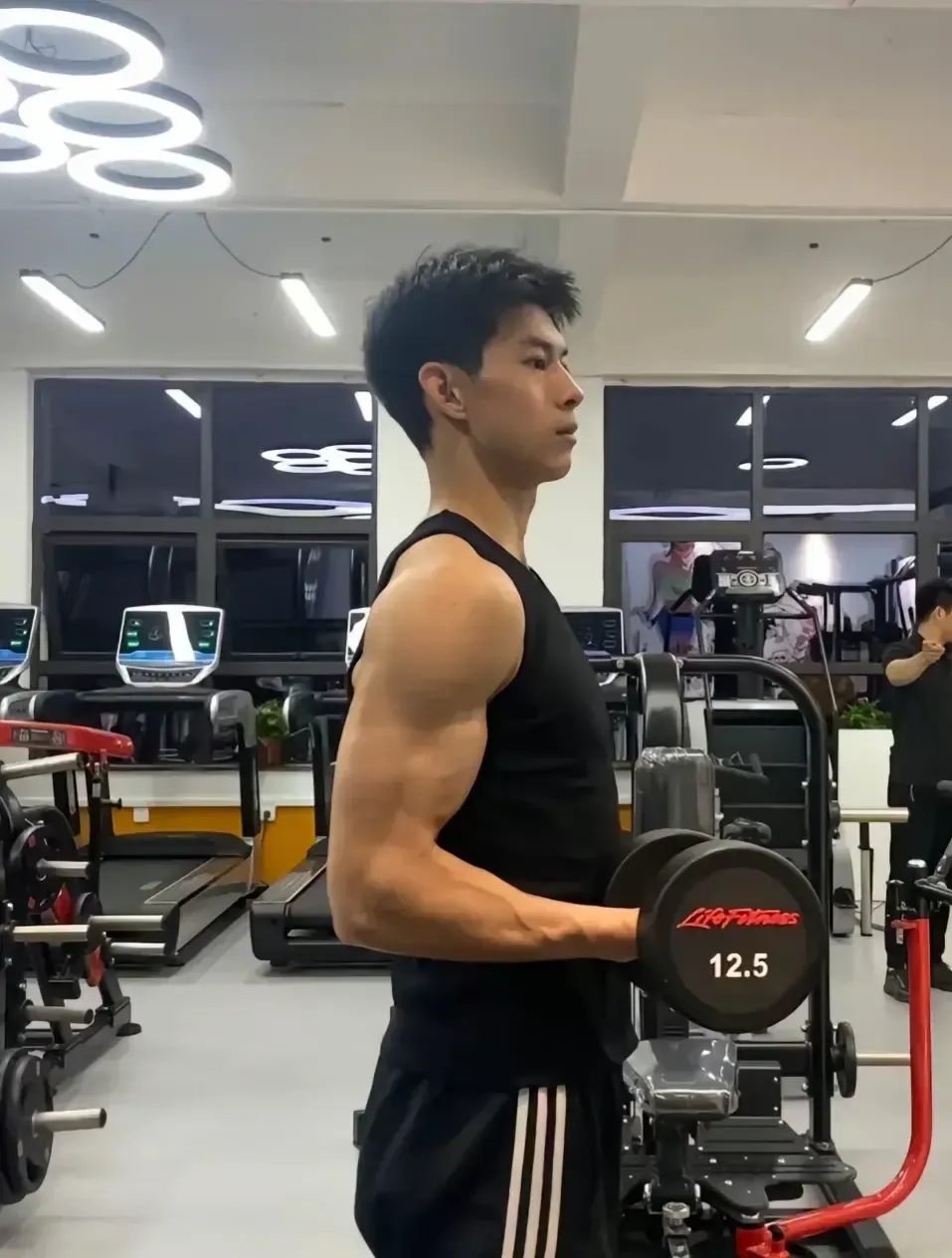19 岁篮球体育生的小腹肌，有多好看？