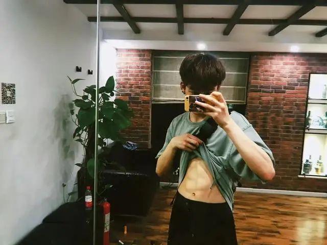 内娱男明星们，请按照他这个身材标准卷起来！