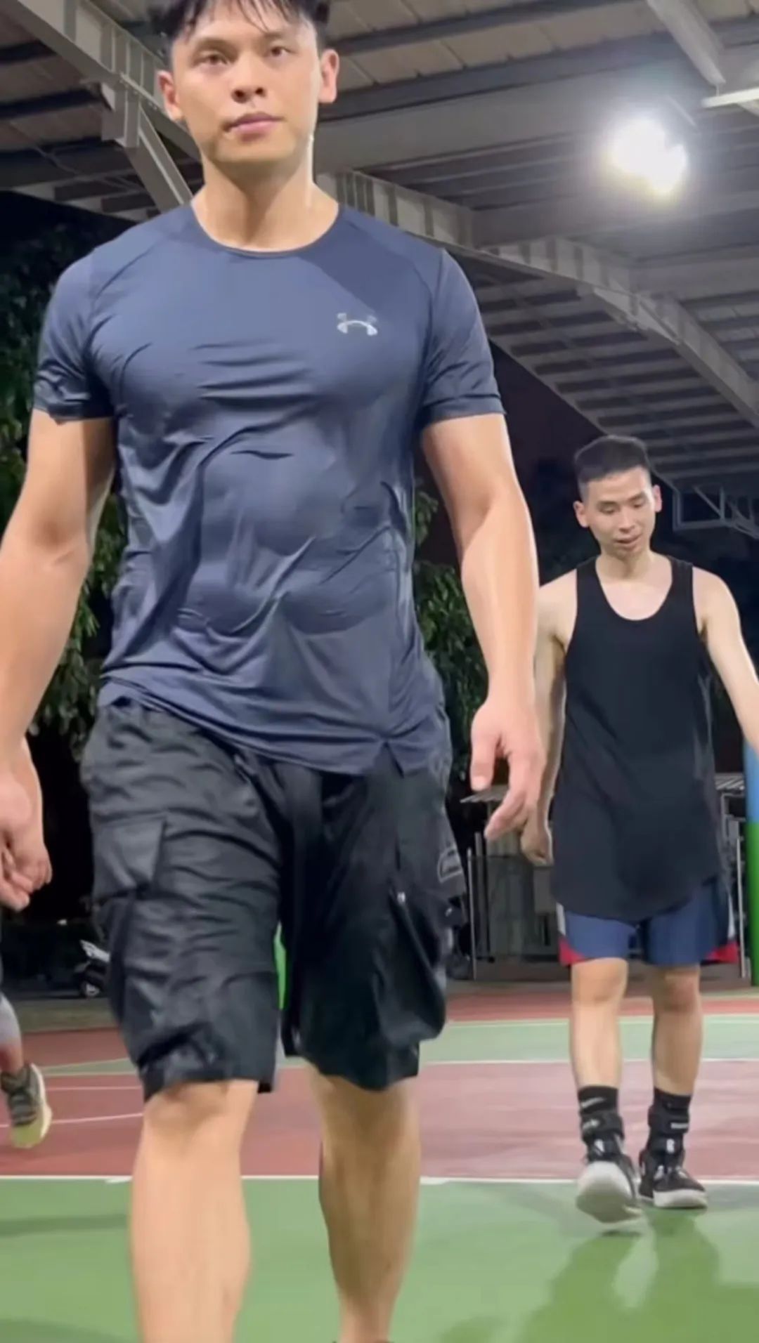 操场打篮球的运动男被汗水湿透太有看头，实力太强！