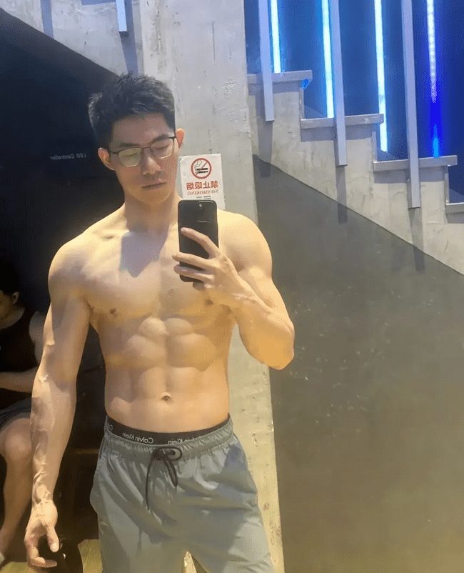 肌肉哥哥男人味十足，强健体魄充满阳刚之气！