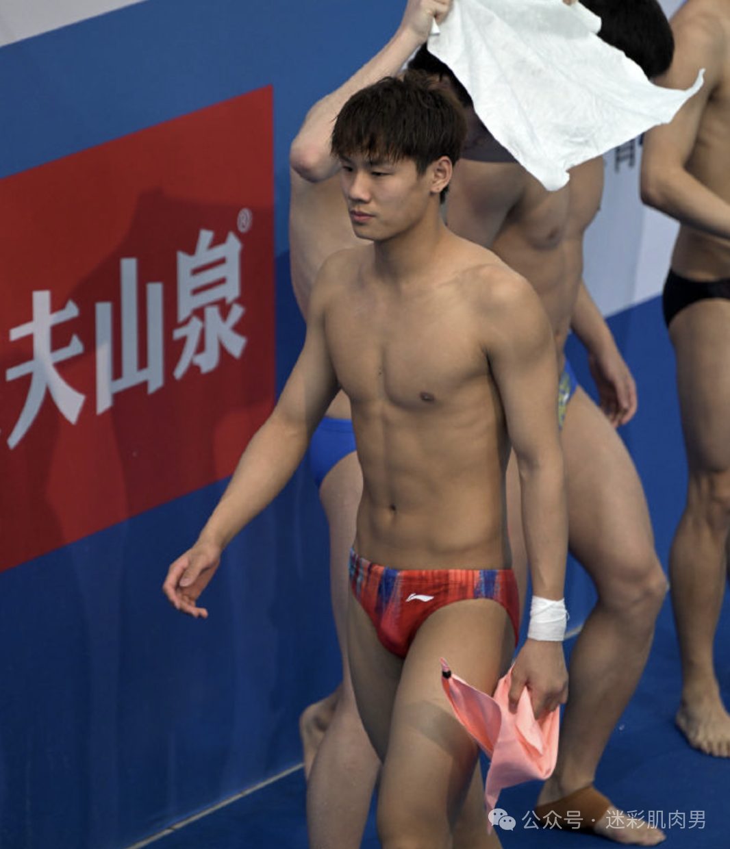 跳水比赛零零后翘臀男穿太紧湿透，19 的他比陈艾森还大！