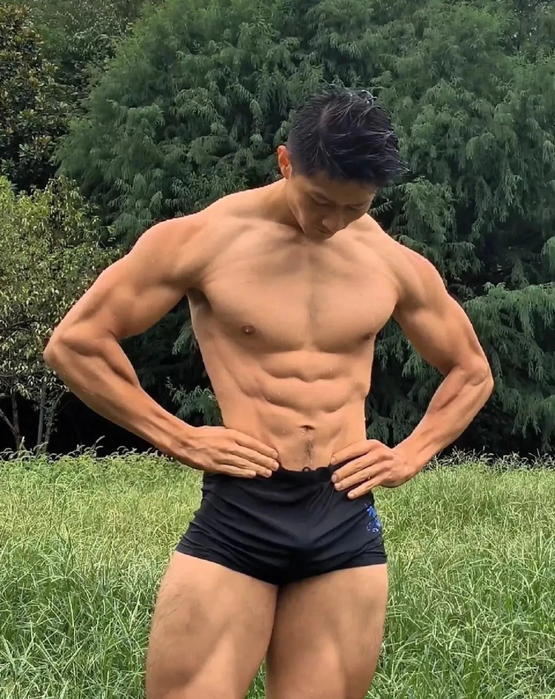 刚毅肌肉帅哥水中秀肌，你会几点回家？