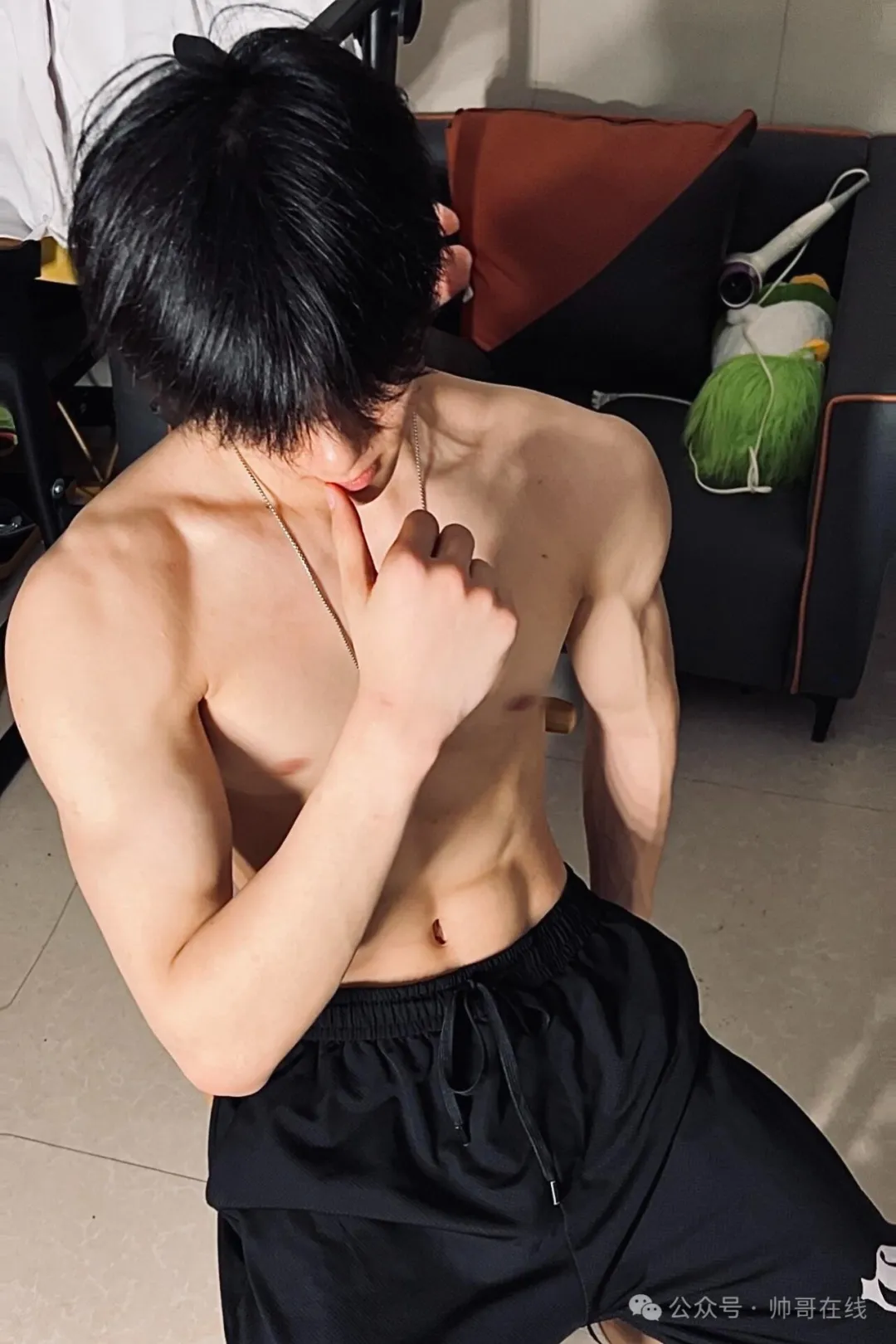 06 年薄肌体育生弟弟，年轻的身子太诱人了！