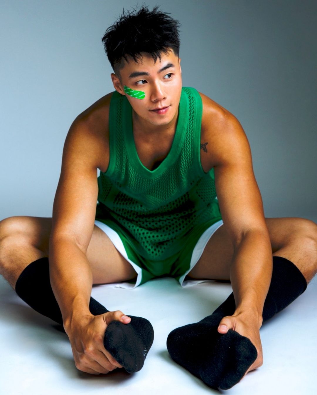 短发黝黑大男孩拍写真，颜值超高我超可以！