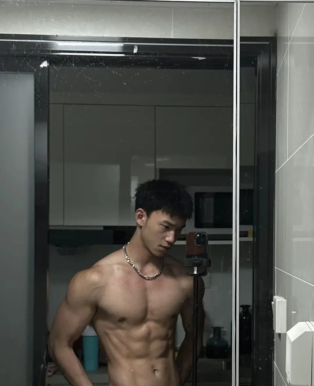 爱照镜子的腹肌狂野大男孩、肌肉帅哥得劲！