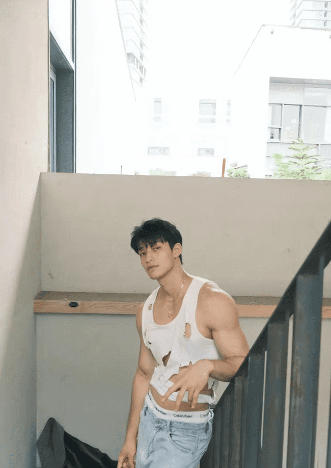 穿着破烂背心的肌肉帅哥，性感身材魅力无限