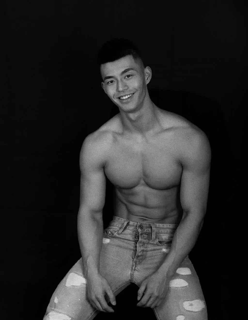 185cm 硬邦邦腹肌 360°无死角肌肉帅哥！