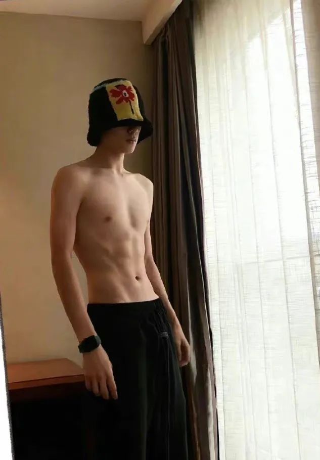 胡先煦新电影脱光光跪着喊主人，双手抱着太有看头啦！