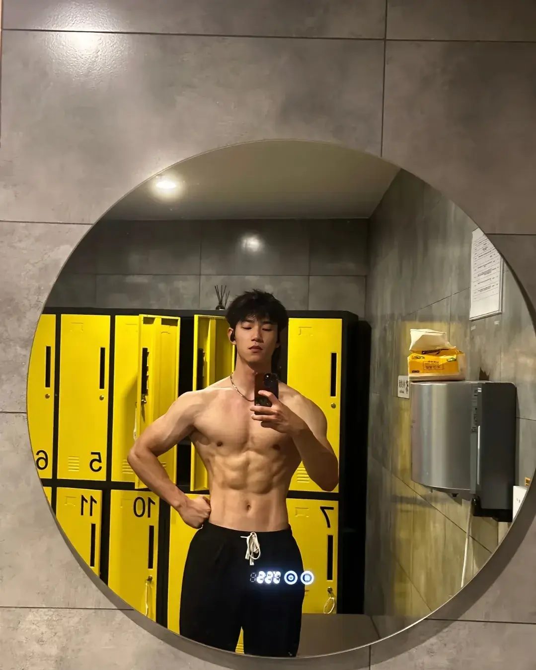爱照镜子的腹肌狂野大男孩、肌肉帅哥得劲！