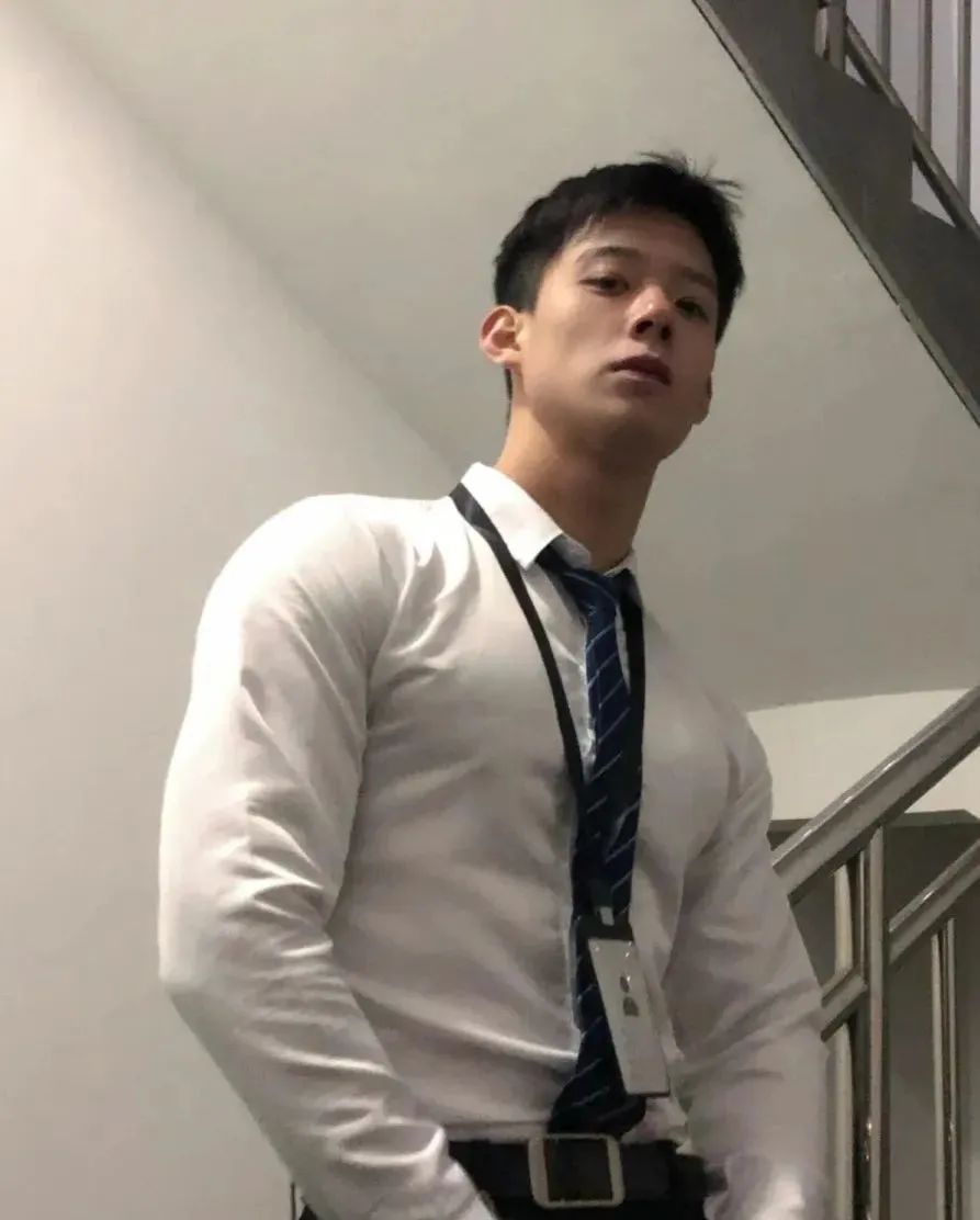 山东西装 190cm 大男孩，来电梯口一下！