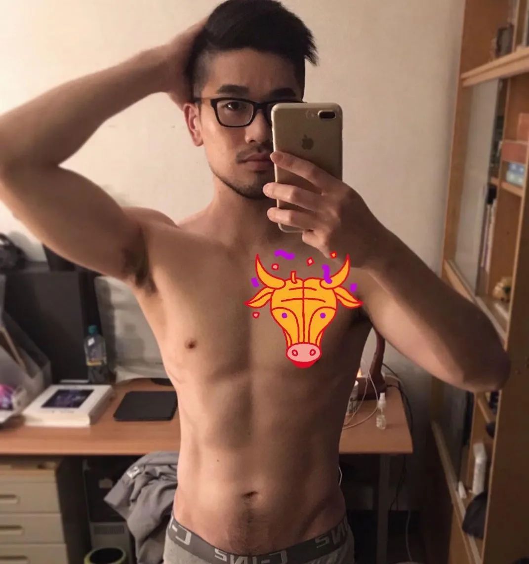 190CM 壮汉自拍照穿太少，络腮胡真性感！