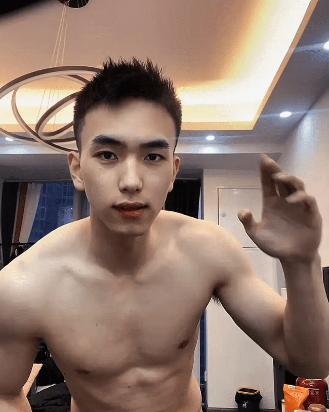黑皮薄肌男孩，会是你的 crush 吗？