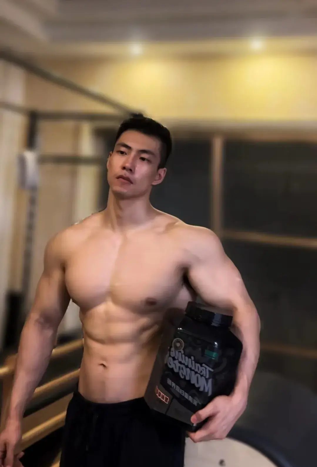 超级的 man 帅气健身教练，四方刚毅大男孩！