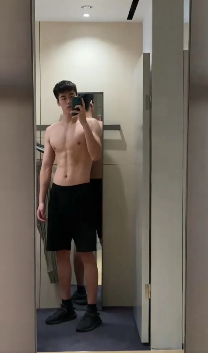 别盯着汪顺宁泽涛了！这个 187cm 男大体育生也太帅了吧！
