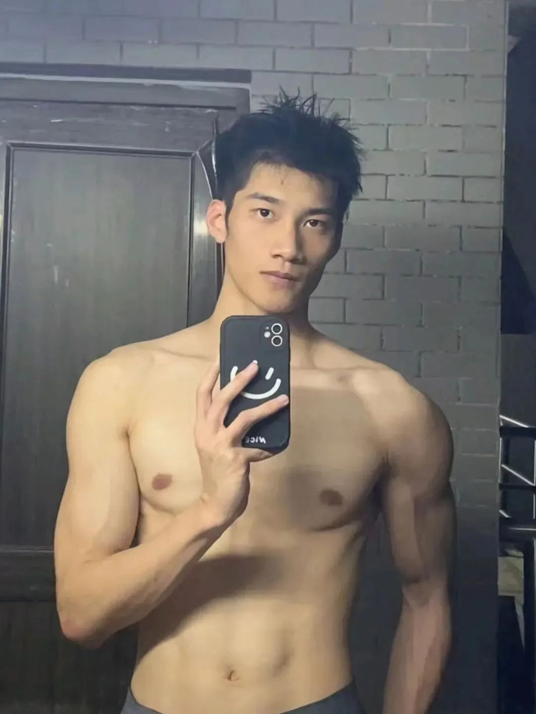 肌肉男硕奶爸拍肌肉写真大片，这是什么新赛道吗？！
