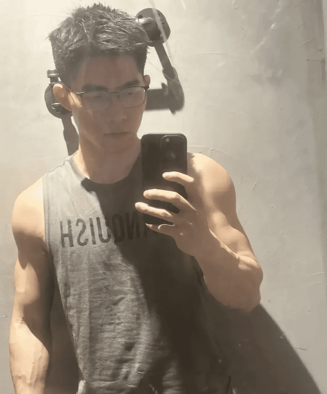 肌肉哥哥男人味十足，强健体魄充满阳刚之气！