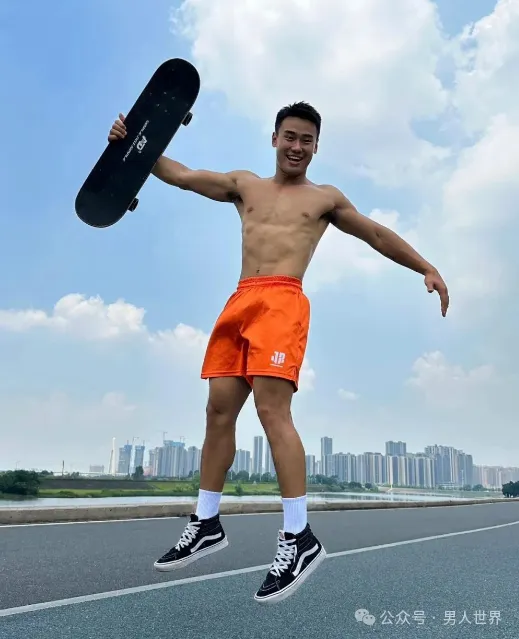 谁懂这个身材的含金量？黑皮篮球体育生