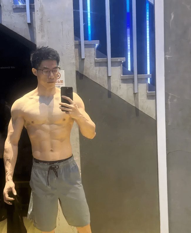 肌肉哥哥男人味十足，强健体魄充满阳刚之气！