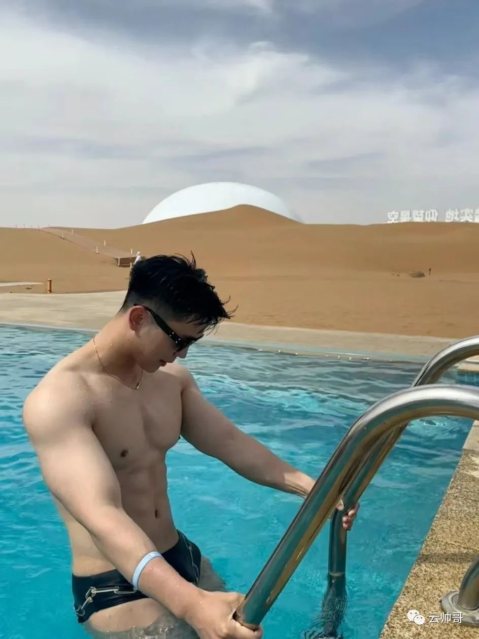 腹肌男模下海，彩虹大苞好顶
