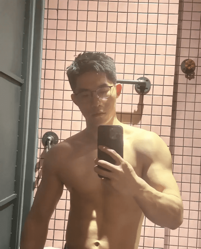 肌肉哥哥男人味十足，强健体魄充满阳刚之气！